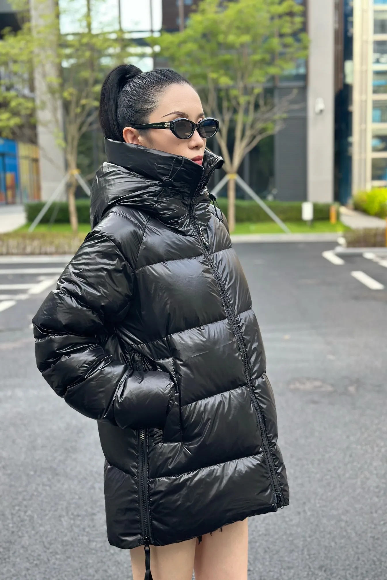 P1060 Big Goose 2239L Women's Puff Bread Jacket [Specially for foreign trade with high quality] Canada Goose Canada Goose Cypress Series Hooded Waterproof, Windproof and Warm Down Jacket Women's The new style of the Cypress series will make you stand out. This down jacket is an ideal winter piece. This style is filled with white duck down. Featuring a thin, channel-filled construction with lightweight fabrics and trim, it feels lightweight and adds warmth. The chin-protecting suede knit stand-up collar is soft and adds comfort. An adjustable down hood with cord closure adds warmth and protection against the elements. The back is designed with the iconic double-stripe black reflective decorative stripes to make you more visible in dim environments. The inner layer has removable elastic straps, making the jacket easy to carry on the shoulder and hands-free. Side zipper gusset dries and breathes when moving. Color: black with red label, silver birch Size: XS-2XL